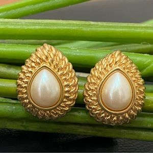 Vintage MONET Signed Gold-tone Teardrop Faux Pearl Earrings 11.0g